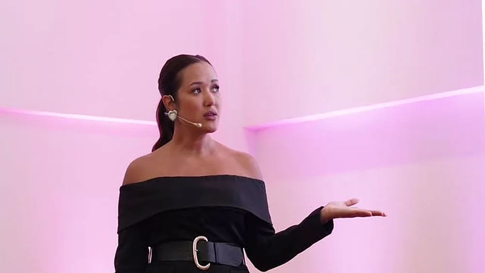 Camila Azevedo palestrando